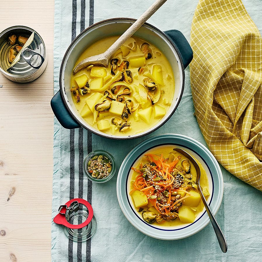 Soppa med musslor, kokosmjölk, curry och frötopping