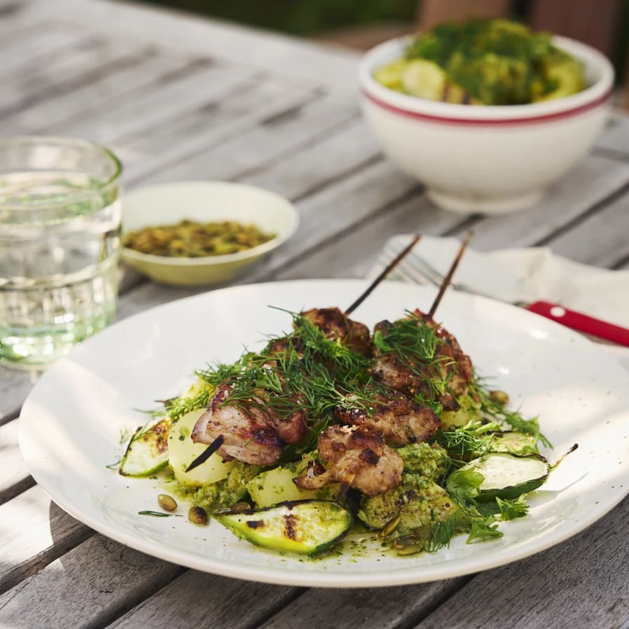Grillspett med salsa verde och potatis