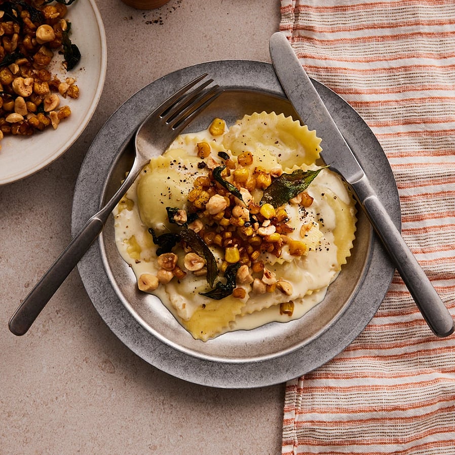 Svampfylld pasta med smörstekt majs och salvia
