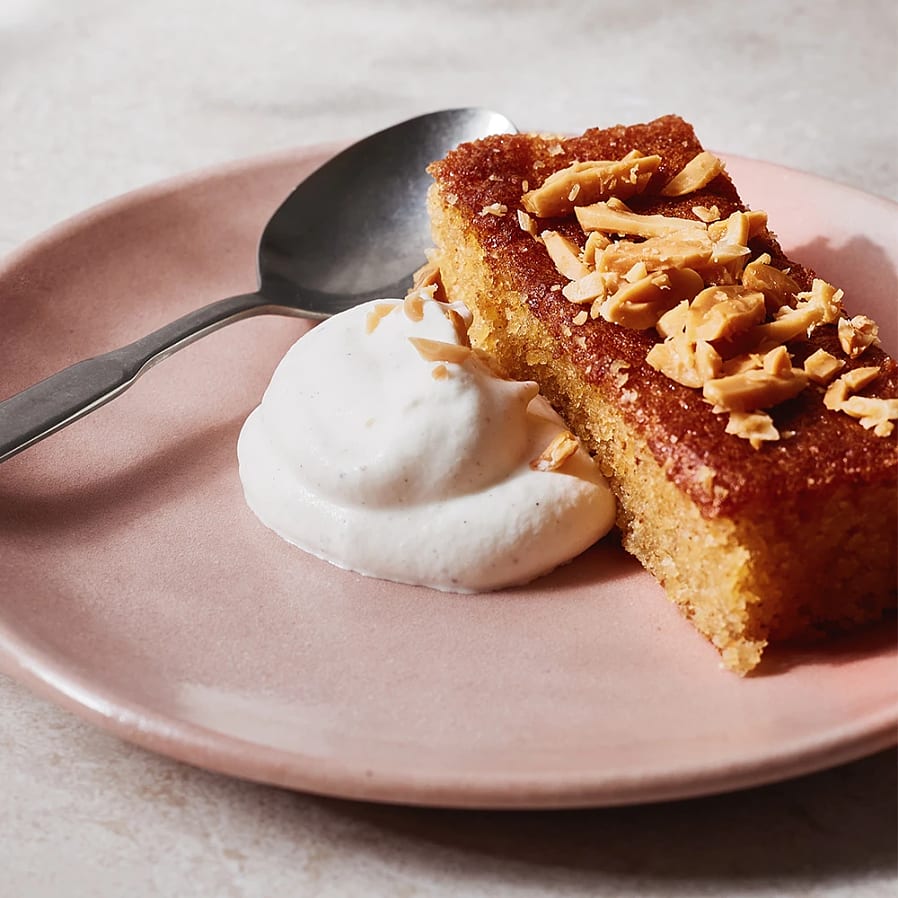 Mandelkaka med brynt smör och kardemummagrädde