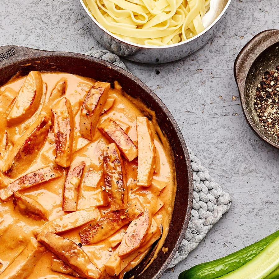 Korvstroganoff med färsk fettuccine och sallad