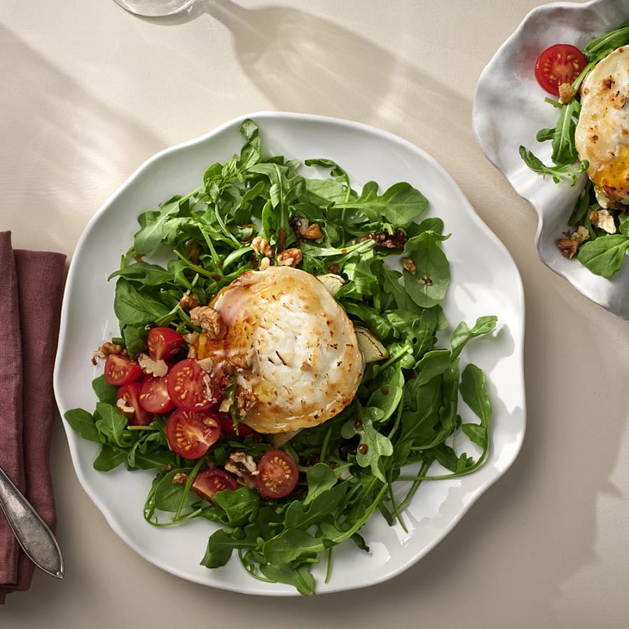 Gratinerad getost på bädd av äpple & ruccola