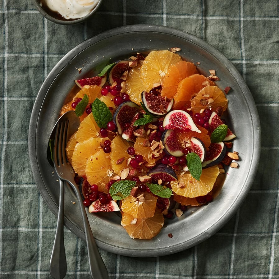 Citrussallad med kryddsirap och yoghurt