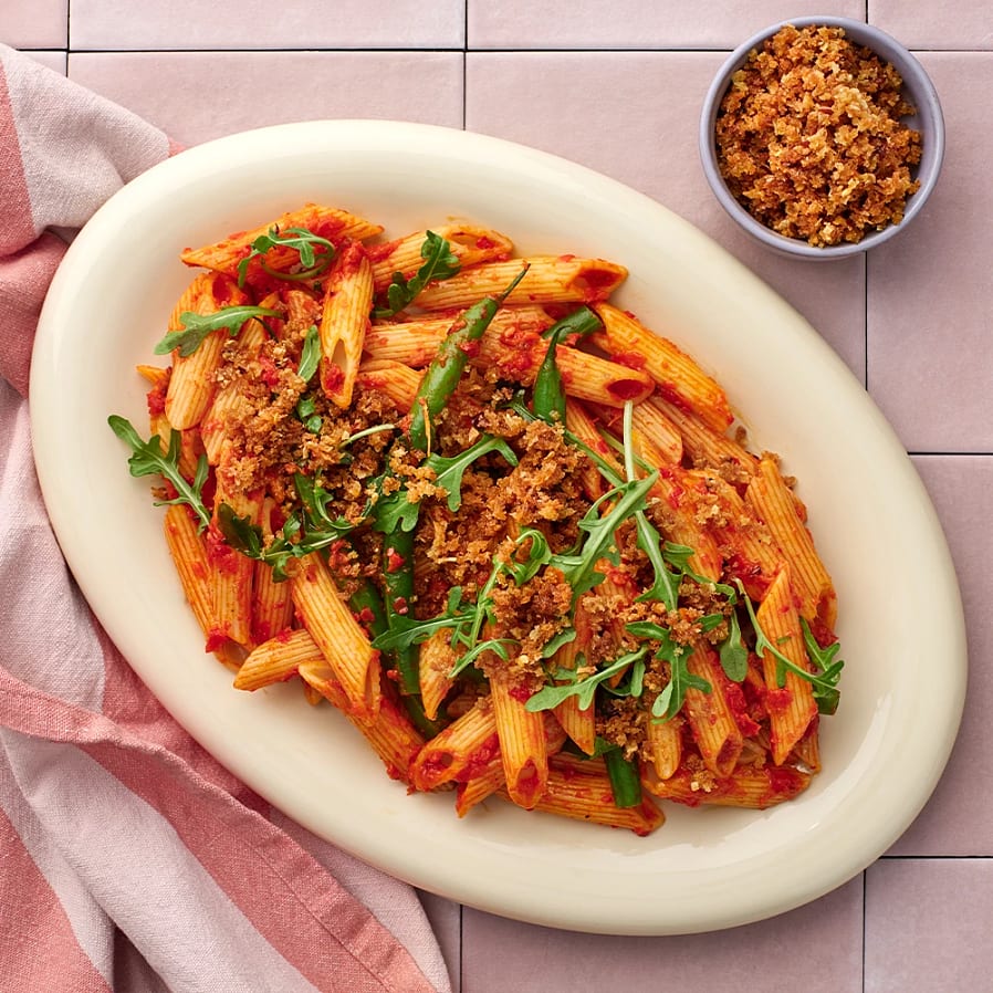 Paprikapasta med haricots verts och brödcrunch