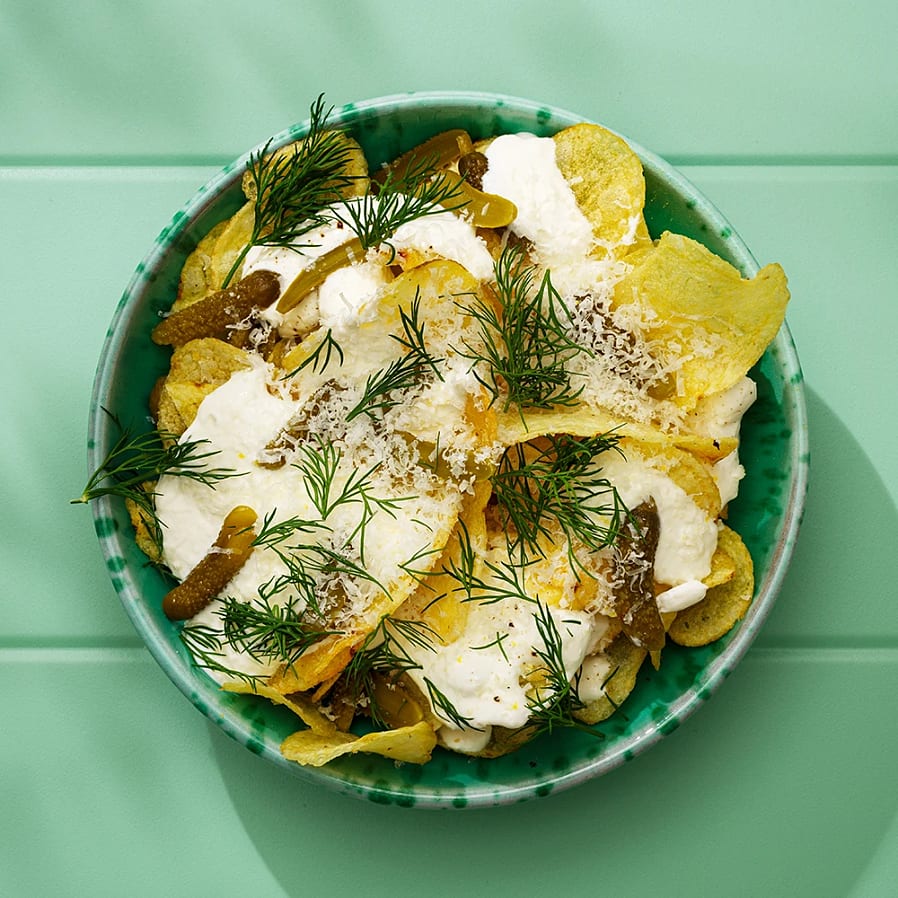 Loaded chips med parmesankräm och cornichons