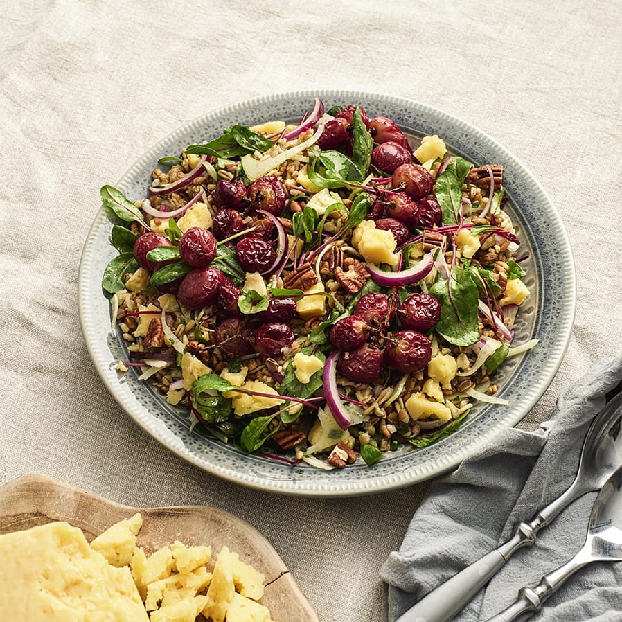 Sallad med kvarngryn, bakade druvor och hårdost