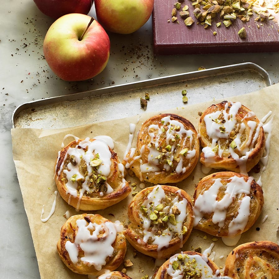 Smördegsbullar med äpple, citron och pistagenötter