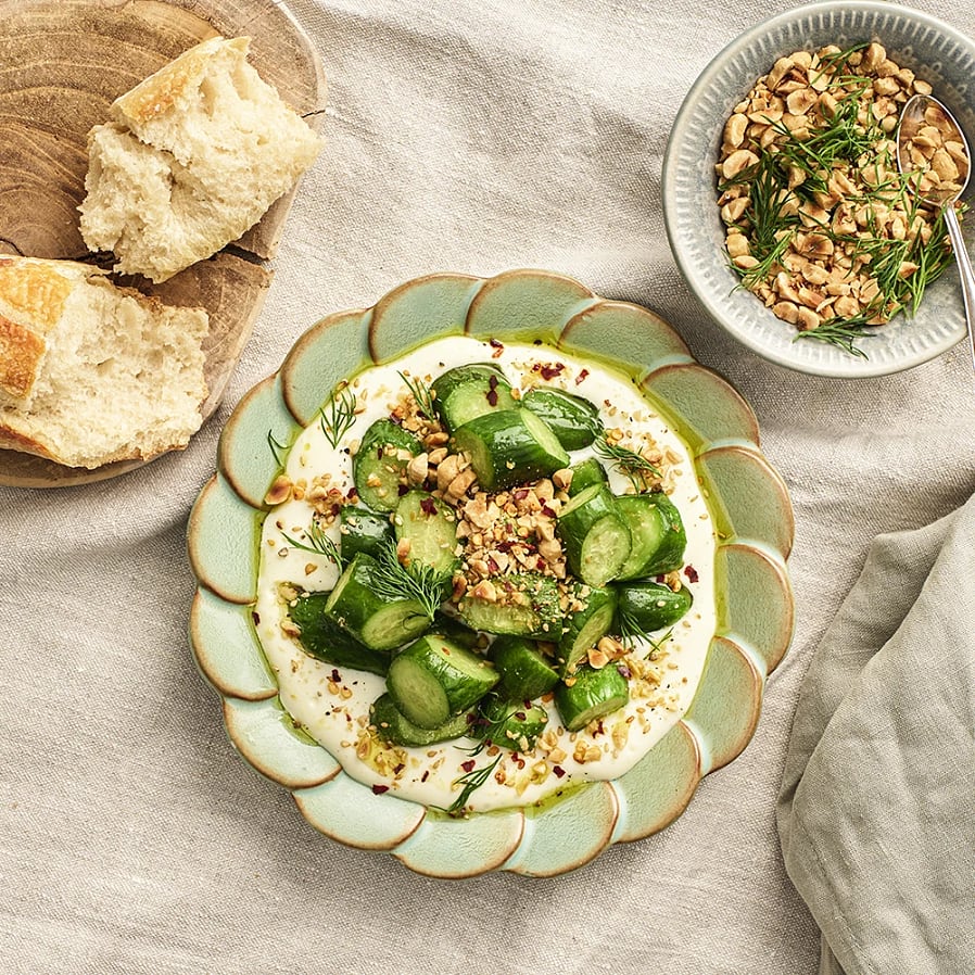 Råstekt snackgurka och dill-dukkah med vispad brie