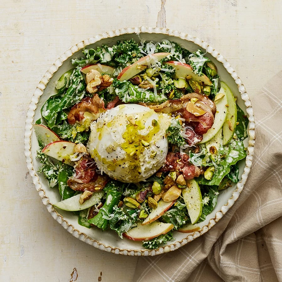 Caesarsallad med burrata, bacon och äpple