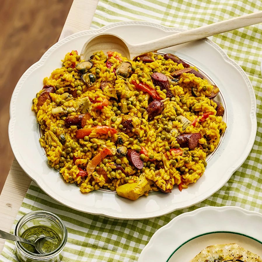 Paella med pilsnerkorv och rökta musslor