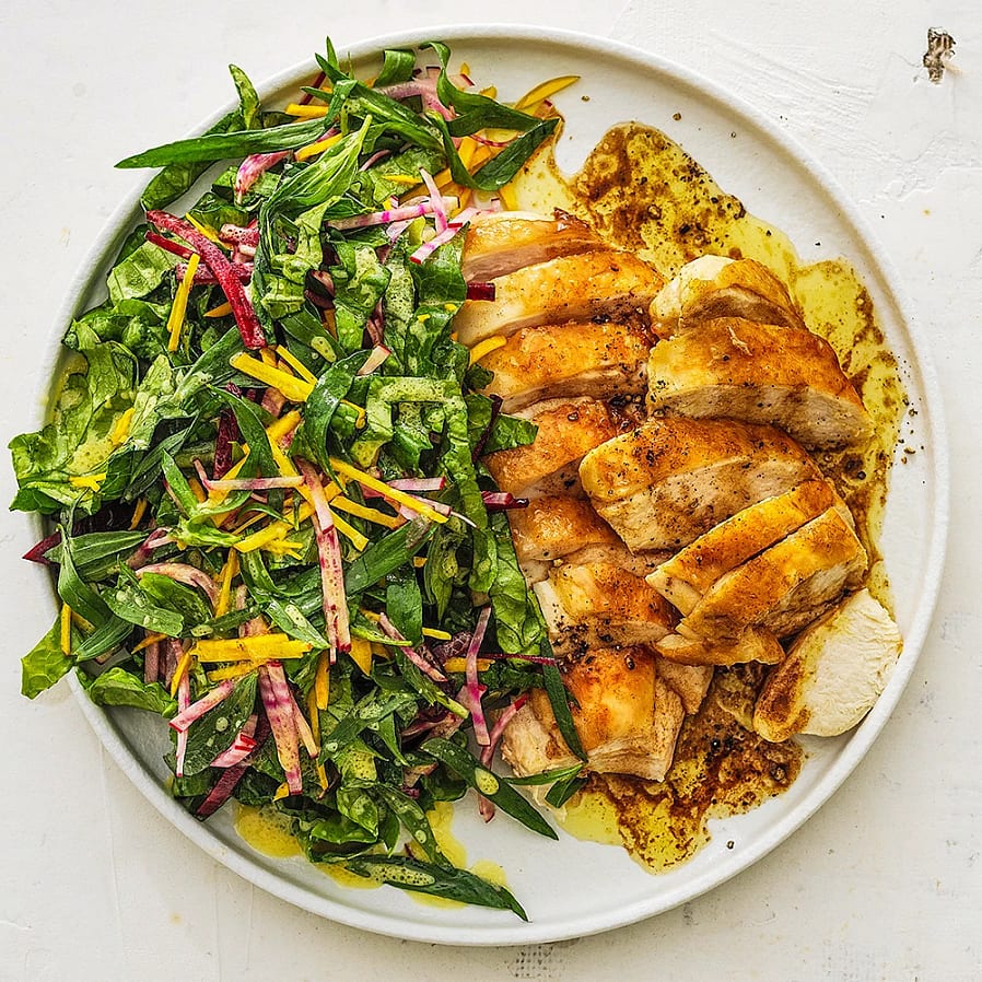 Råstrimlad betsallad med dragonvinägrette och kyckling