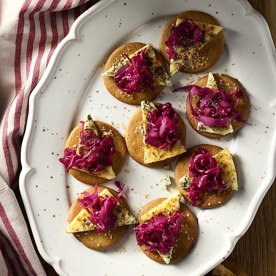 Karamelliserad ädelost på pepparkaka, glöggpicklad rödkål