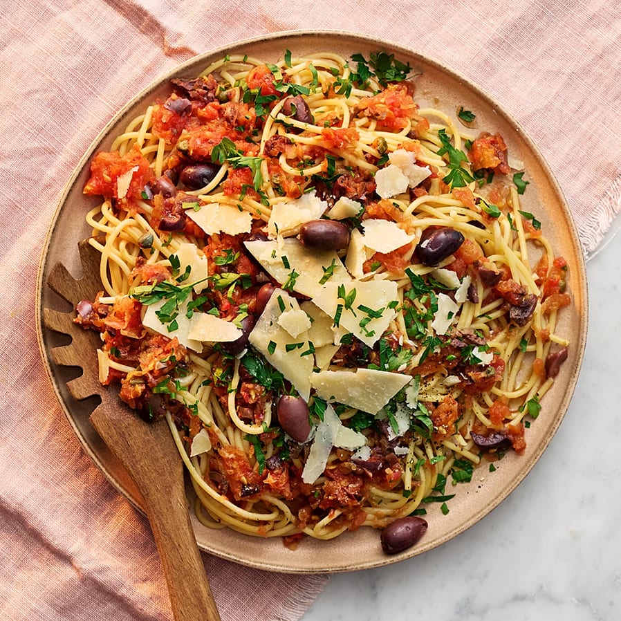 Spaghetti med råriven tomatsås alla vesuviana