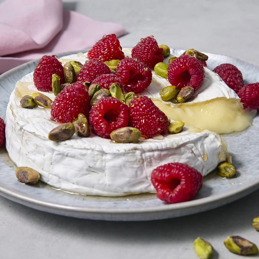 Brieost i ugn med honung, pistagenötter och hallon