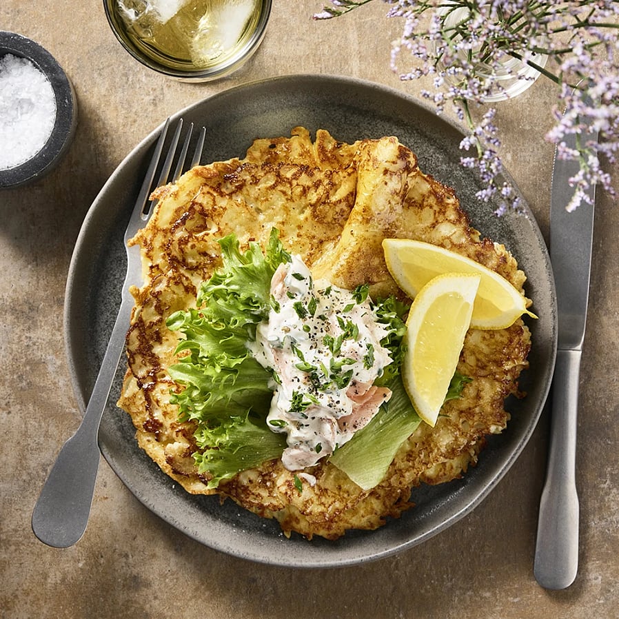 Potatis och blomkålsraggmunk med varmrökt lax och gräslök i créme fraiche