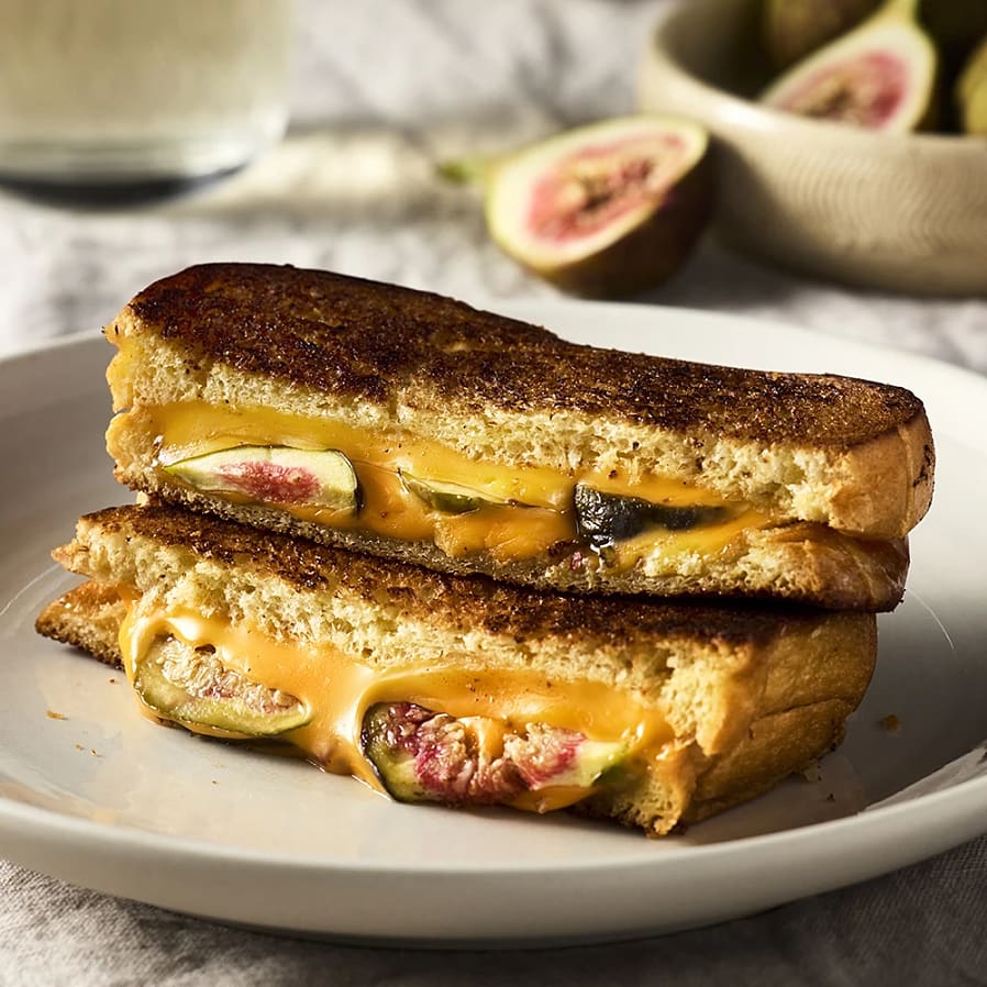 Grilled cheese med brioche, fikon, chili och cheddar