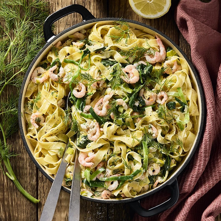 Purjolökspasta med citron, dill och räkor