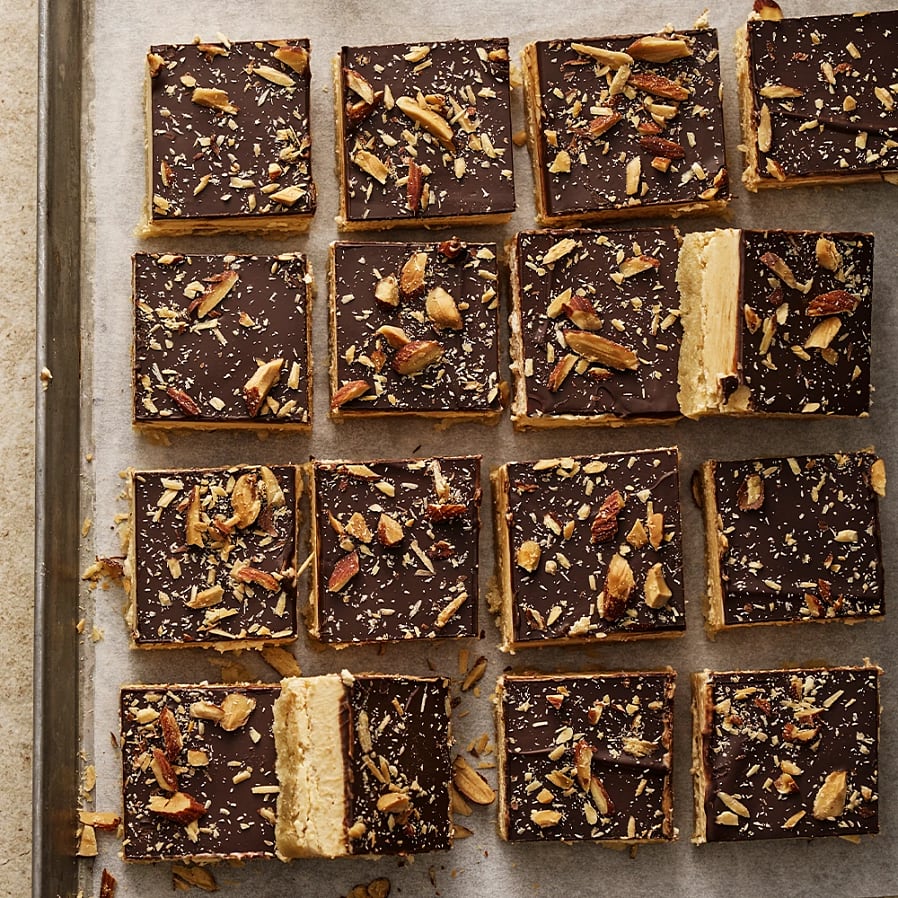 Biskvi i långpanna med kola och salta mandlar