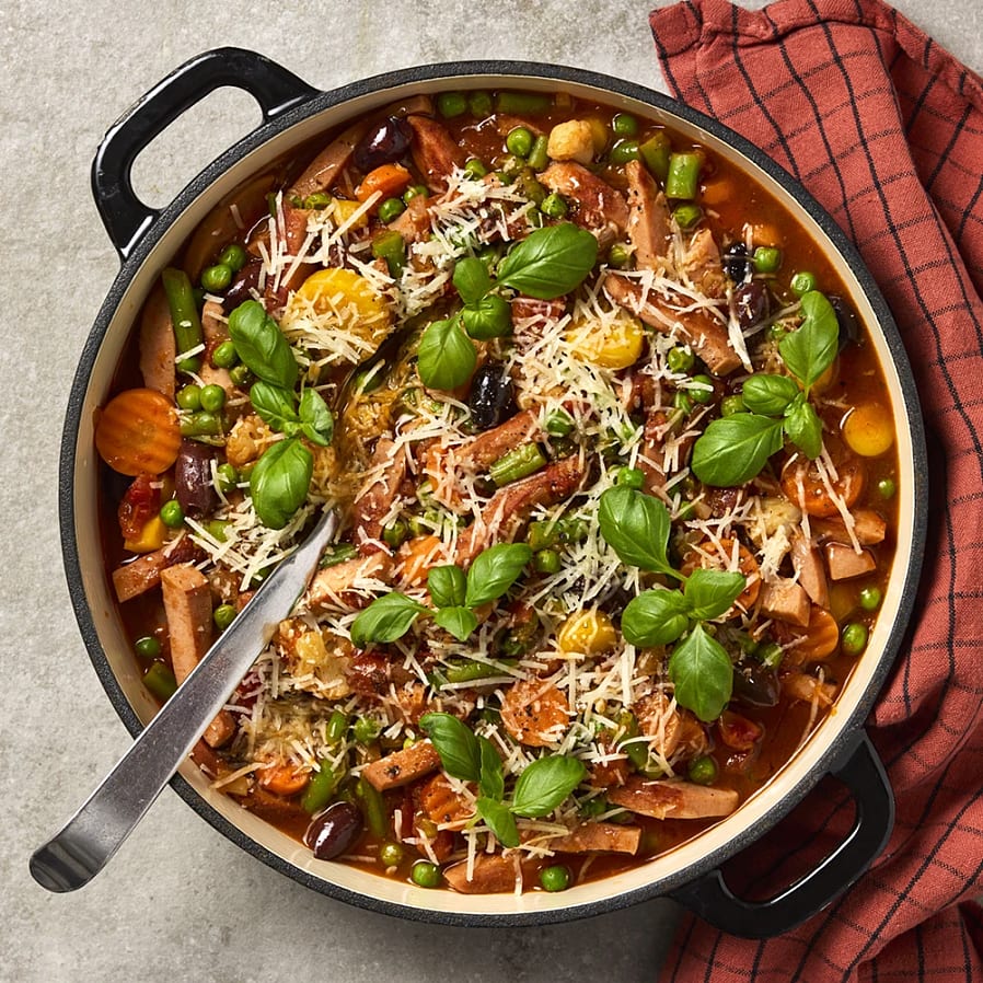 Falukorvsgryta med pesto och parmesan