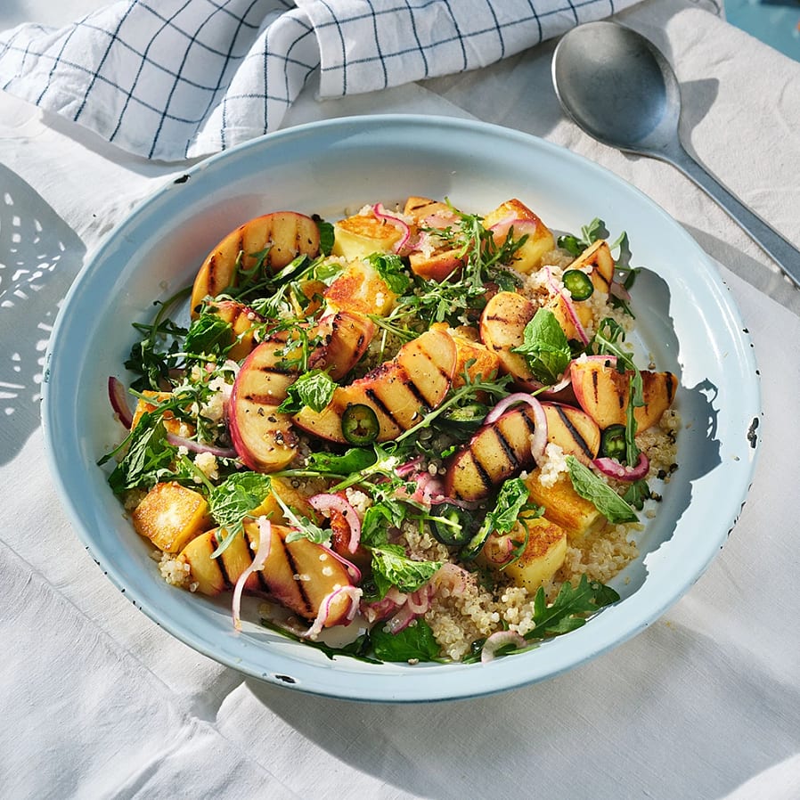 Sallad med grillost och grillad persika
