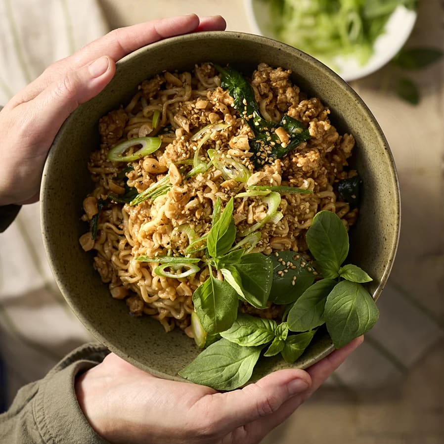 Krämig asiatisk kycklingbolognese med jordnötter