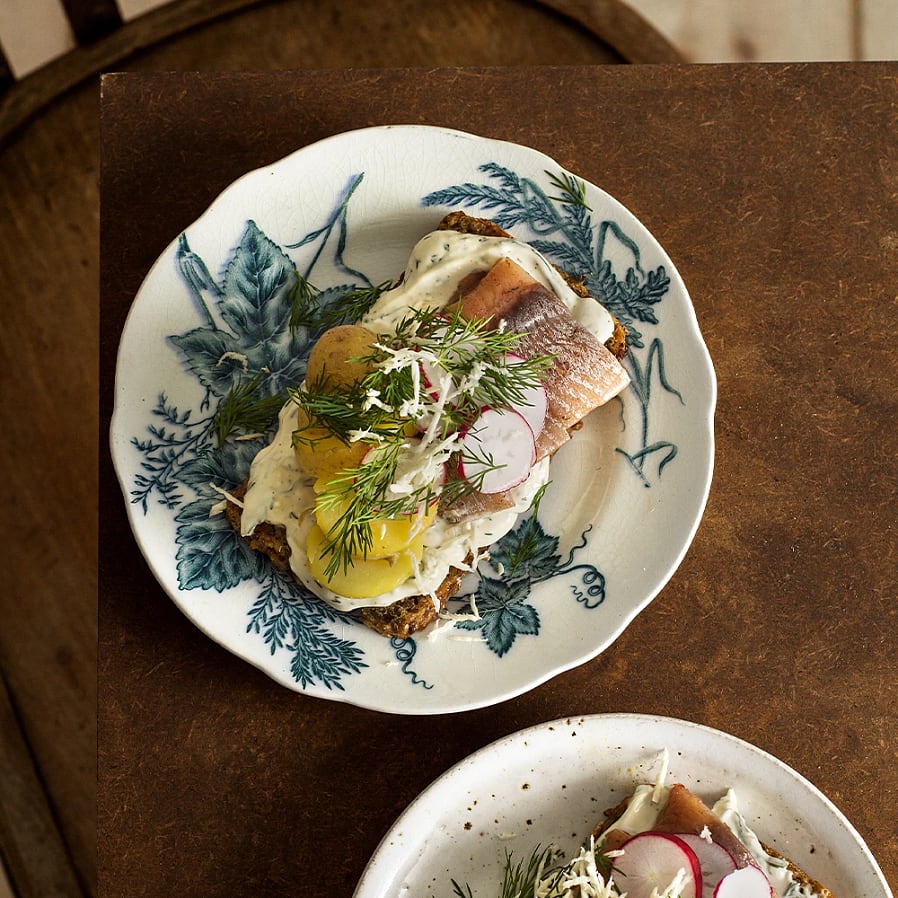 Smörrebröd med matjessill och brynt smör