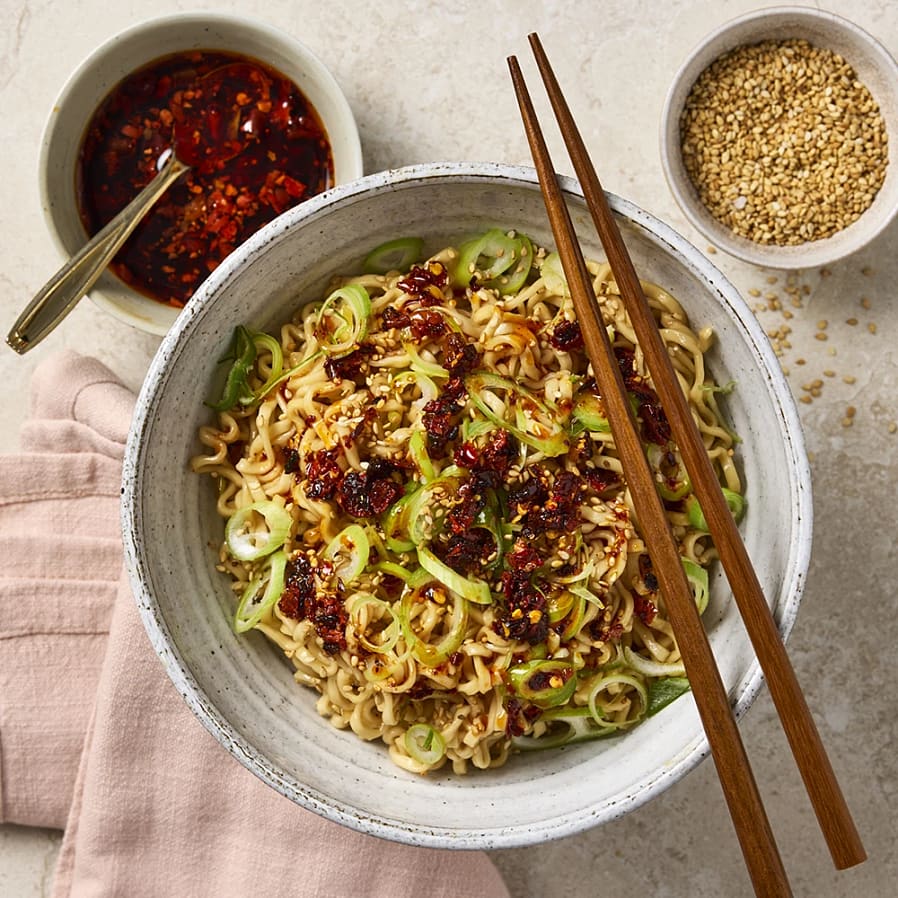 Hoisinnudlar med vitlök och crispy chiliolja