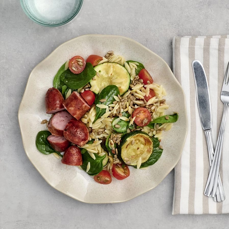 Salsiccia- och risonisallad med zucchini och solroskärnor