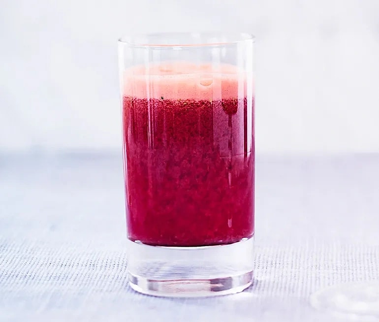 Stärkande shot- Juice på granatäppelkärnor, broccoli och apelsin