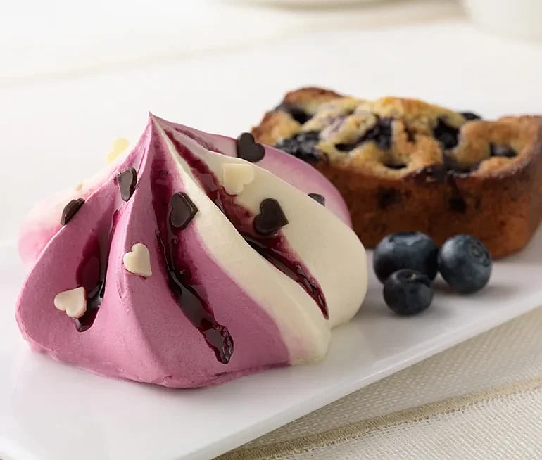 Blåbärs- och pistagekaka med blåbärs- och vaniljglass