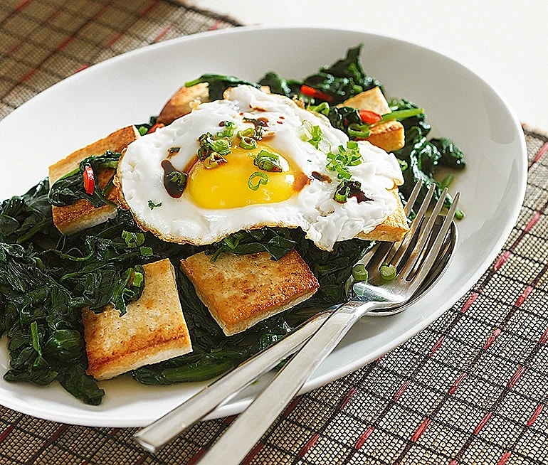 Stekt tofu med spenat, ägg och söt soja 