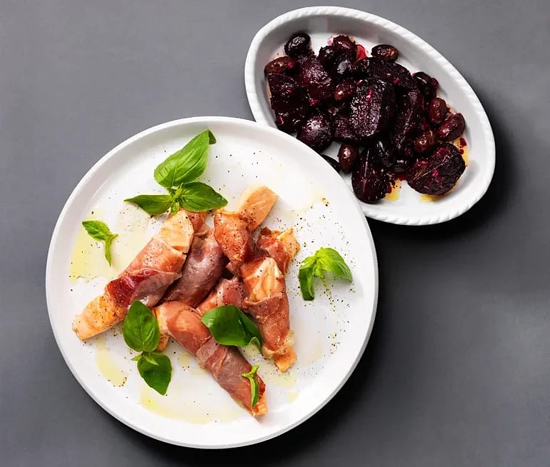 Prosciuttoinlindad lax med vinägerbräserade rödbetor och oliver