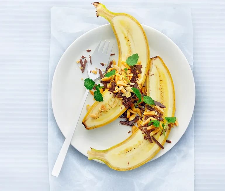 Banan med jordnötter och riven choklad