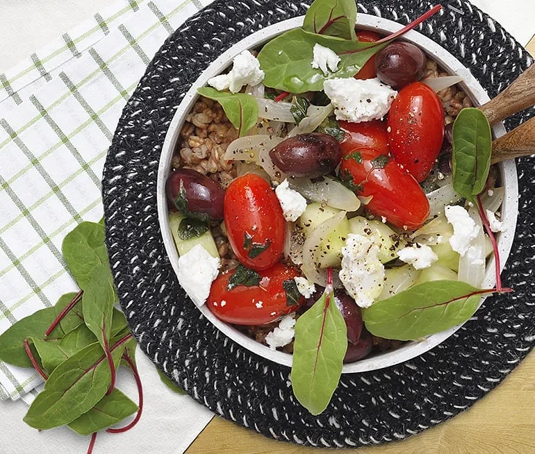 Ljummen grekisk sallad med matvete och oreganovinägrette