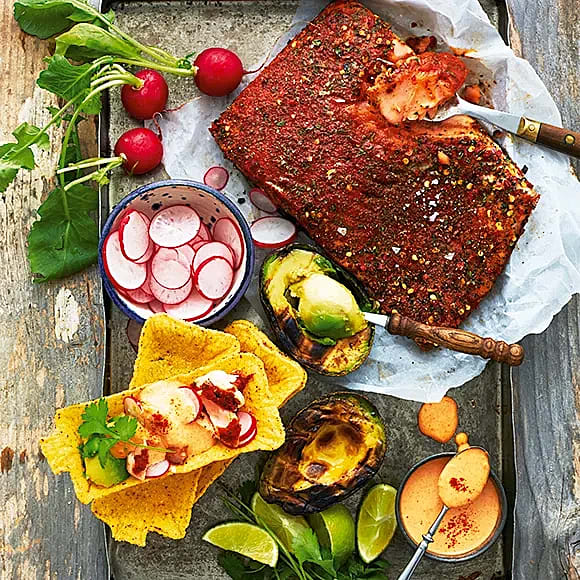 Fish taco med grillad avokado och rökt paprikamajonnäs