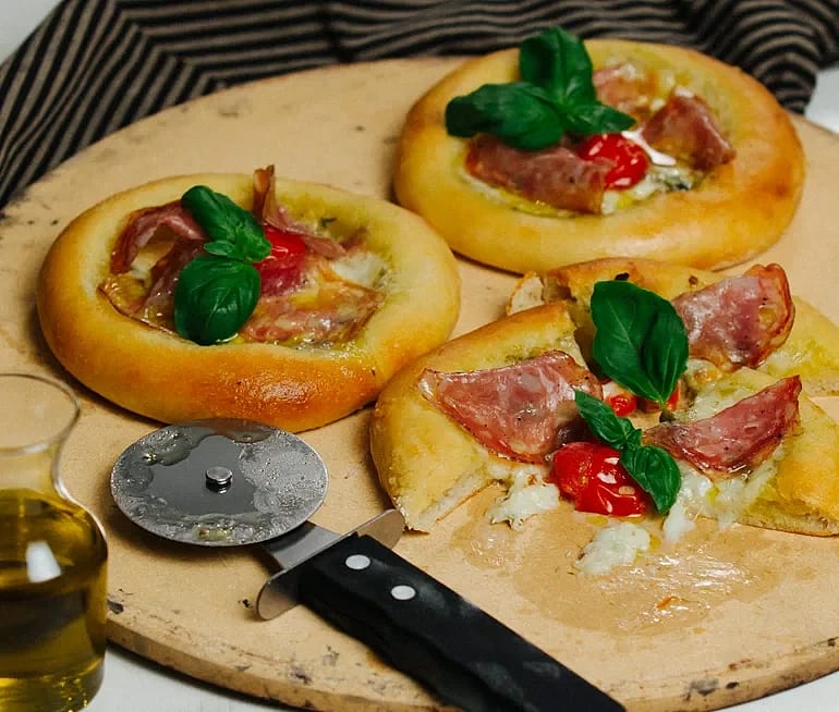 Minipizza bianca med sardeller, kapris och tryffelsalami