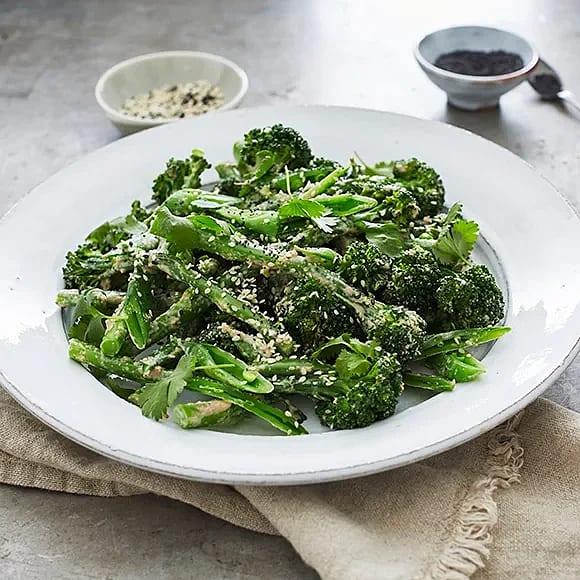 Broccolisallad med söt tahini