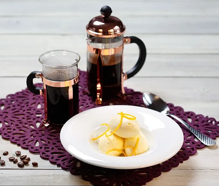 Kaffeglass med apelsin och vit choklad