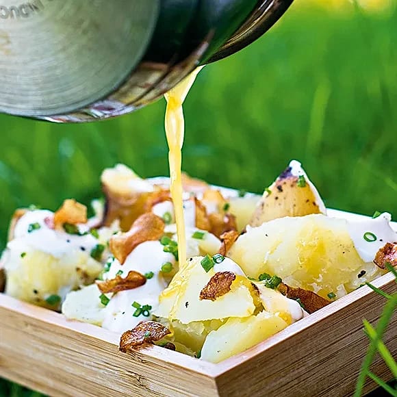 Glödbakad potatis med rökig gräddfil och brynt smör
