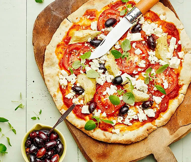 Grekisk pizza med kronärtskocka, fetaost och oregano