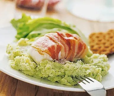 Baconlindad torsk med potatis- och broccolimos