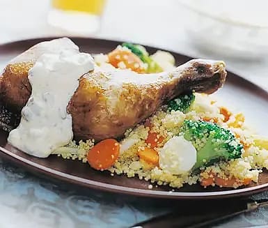 Kyckling med grönsakscouscous och russinsås