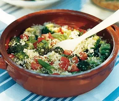 Bulgursallad med broccoli och tomat