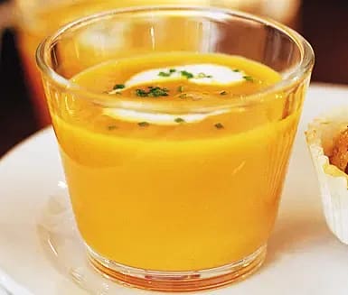 Apelsindoftande morotssoppa med ingefärsyoghurt