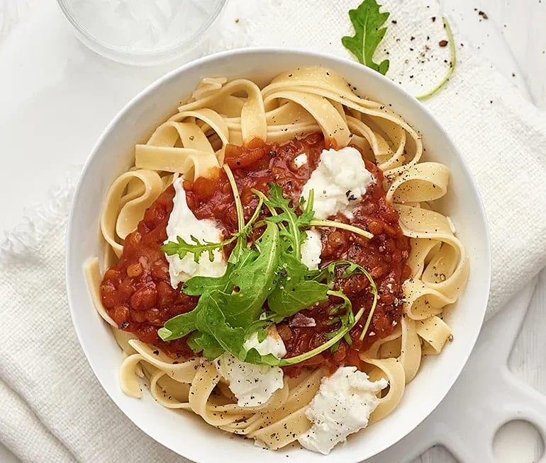 Tagliatelle med tomatsås och mozzarella