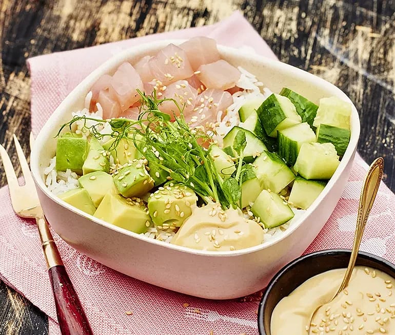 Poké bowl med tonfisk och sojamajonnäs