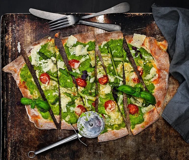 Pizza med ärtcrème, sparris och parmesan