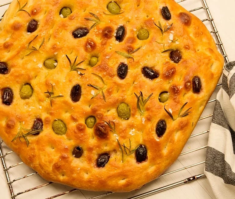 Focaccia med oliver och örter