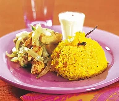 Quorn och kålfräs med gult ris och chutneyyoghurt