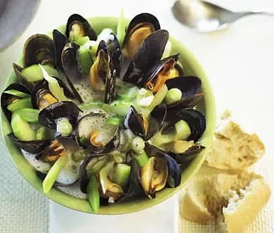 Musselsoppa med krusbär och körvel